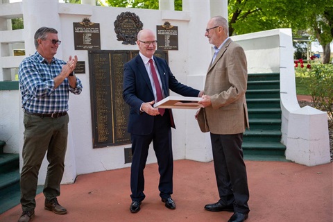 Simon-Bennett-receiving-award.jpg